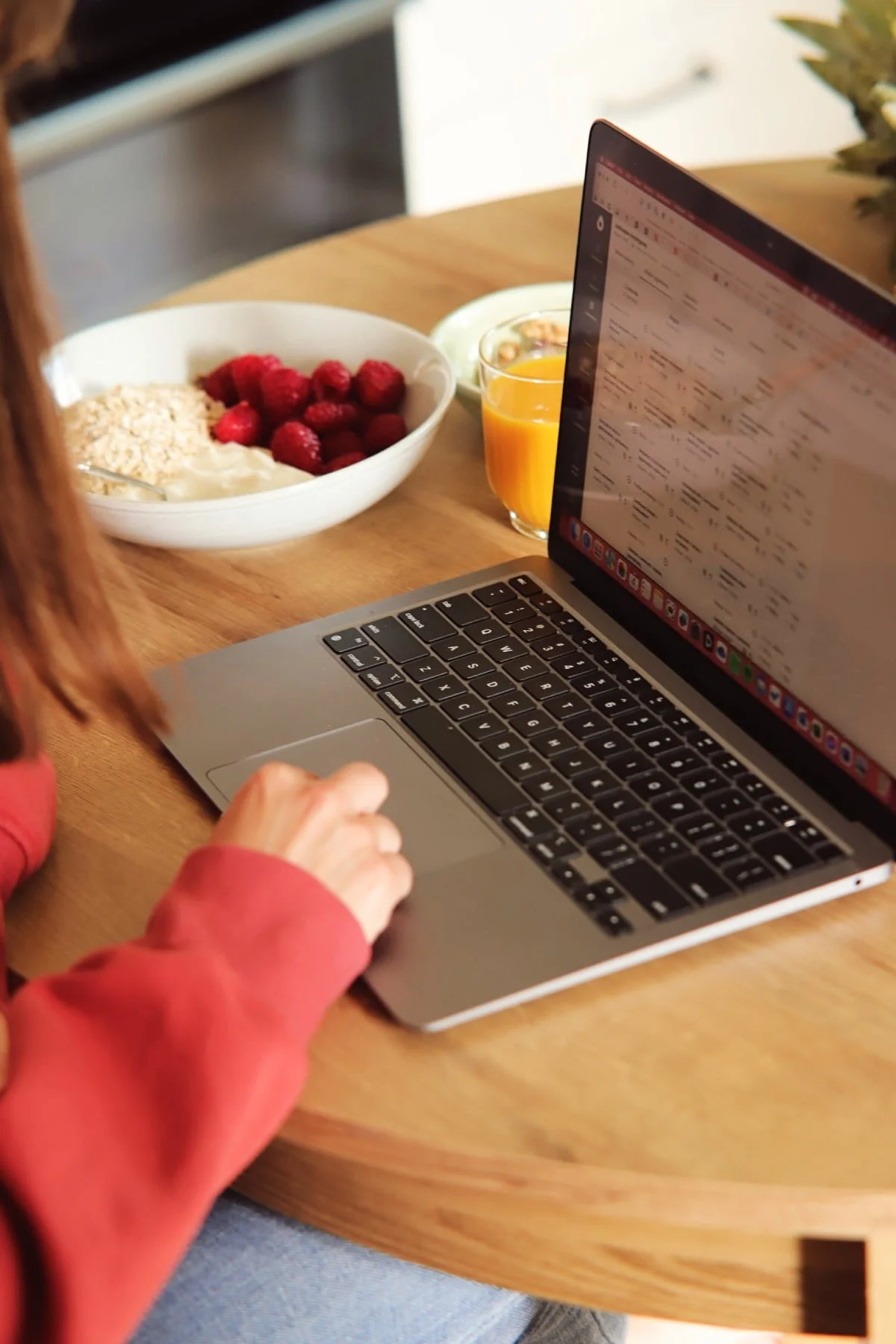 Konsultantka dietetyczna trzymająca laptopa i kubek na stronie Nigdy na diecie