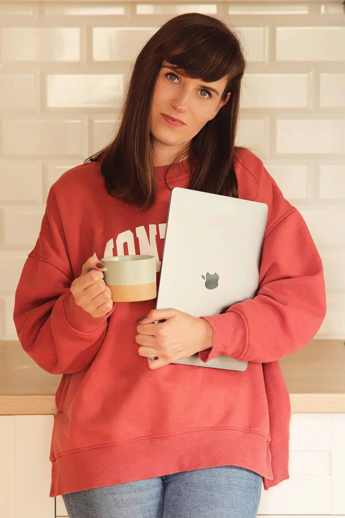 Konsultantka dietetyczna trzymająca laptopa i kubek na stronie Nigdy na diecie.