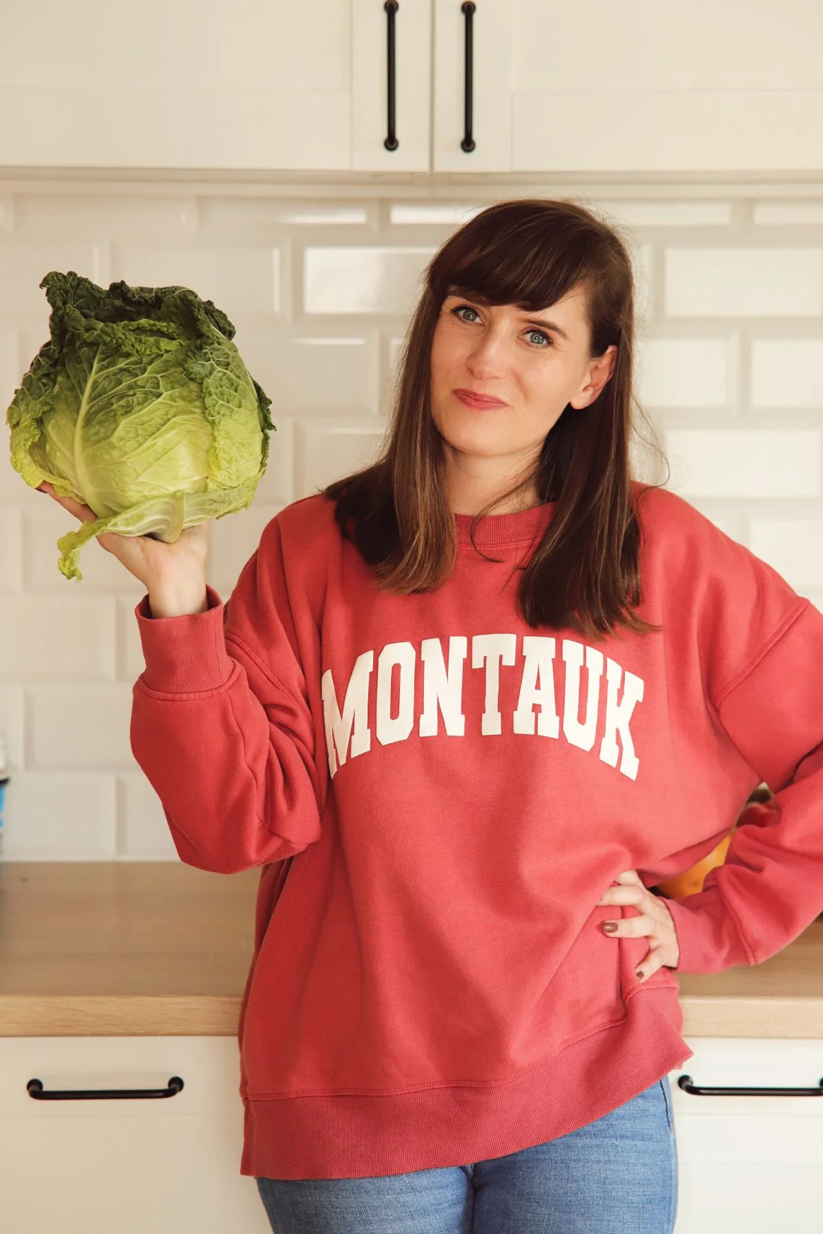 Konsultantka dietetyczna trzymająca kapustę na stronie Nigdy na diecie