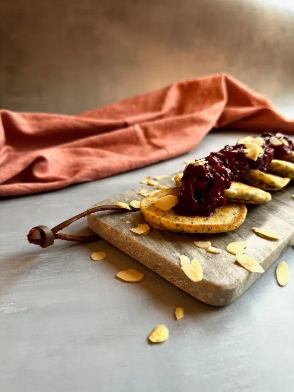 Placuszki pomarańczowe z makiem i konfiturą wiśniową na desce - propozycja dietetyczna