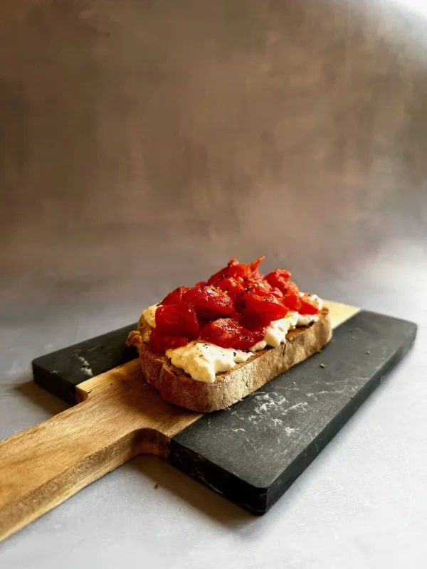 Grzanka z burratą i pomidorkami - zdrowe śniadanie od dietetyka